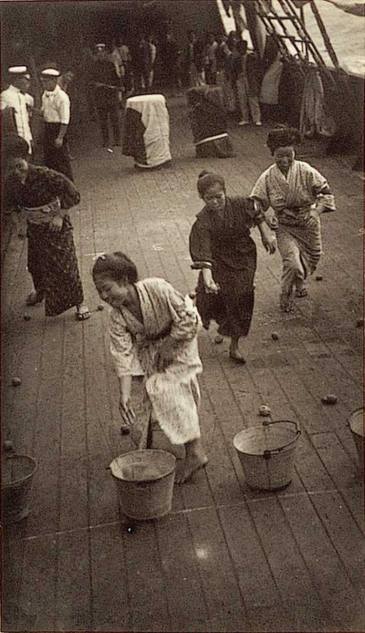 Imagem «Gincana esportiva realizada durante a passagem pelo Oceano Índico ― a “grande colheita das batatas” a bordo do navio Seattle-maru (13 de julho de 1917)»