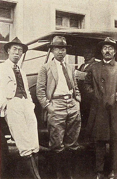 Imagem «O supervisor, Tetsusuke Tarama (à direita), e os diretores Chikazō Kitahara (ao centro) e Shungorō Wako (à esquerda)»