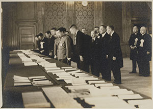 議会政治五十年記念の展示会の写真の画像
