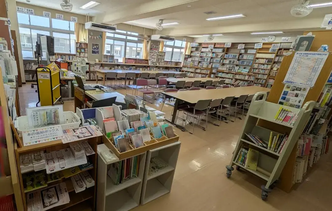 芳泉中学校図書館の全景