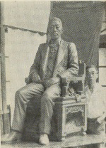 une photo de NUMATA Ichiga et la statue de MASAKI Naohiko