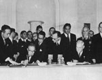 Japan-Soviet Joint Declaration being signed by Japanese Prime Minister HATOYAMA and Soviet Prime Minister BULGANIN. From "Showa Nimannichi no Zenkiroku vol.11"