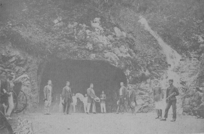 栗子山隧道の西側の入り口の前で、工事中に視察する三島やオランダ人技師エッセル